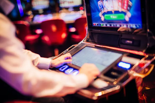 Genç bir kadının telefonuyla rahatladığı ve etrafında dinamik casino öğelerinin süzüldüğü sahne, MERIT CASINO uygulamasının sunduğu akıcı mobil deneyimi gösterir.