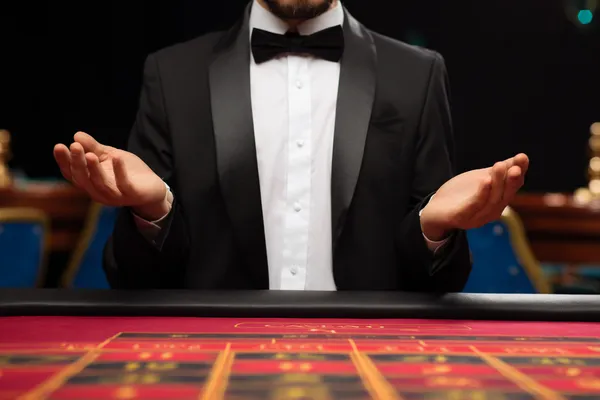 Geleneksel kıyafetler içindeki neşeli bir kadının, bayram anında akıllı telefonunu kullanması, MERIT CASINO uygulamasının günlük hayata kolayca uyum sağladığını gösterir.