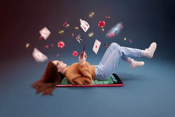 Neon ışıklarla aydınlatılmış ortamda casino fişleri tutan şık bir kadın, MERIT CASINO’ün premium online casino atmosferini temsil eder.