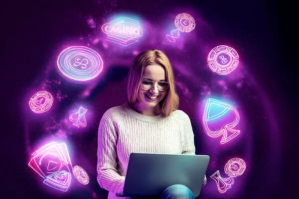 Parlak slot makineleri yanında gülümseyen bir kadın, MERIT CASINO’ün heyecan verici slot seçeneklerini gösterir.