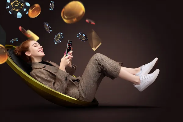 Yerel bir etkinlik sırasında akıllı telefon kullanan bir oyuncu, MERIT CASINO’ün mobil uyumlu yapısını gösterir.